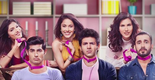 Omkar Kapoor, Sunny Singh, Nushrratt Bharuccha, Kartik Aaryan, Sonnalli Seygall, and Ishita Raj in Pyaar Ka Punchnama 2 