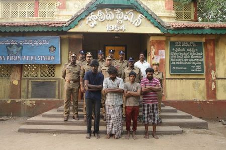 Murugadass, Ajay Ghosh, and Dinesh in Visaaranai (2015)