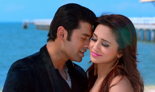 Ankush Hazra and Mimi Chakraborty in Ki Kore Toke Bolbo (2016)