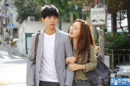 Lee Seung-gi and Moon Chae-Won in Love Forecast (2015)