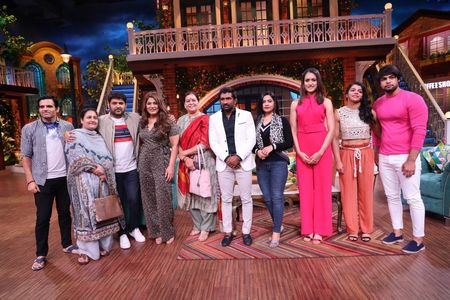 Archana Puran Singh, Yogeshwar Dutt, Sakshi Malik, Manika Batra, and Kapil Sharma in The Kapil Sharma Show: Sakshi Malik