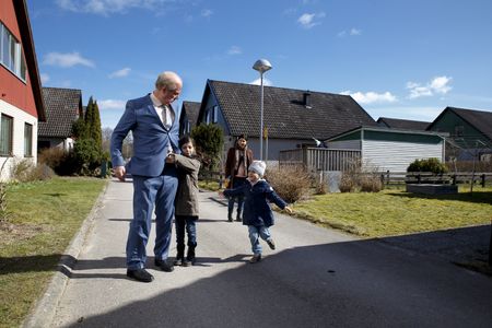 Rolf Lassgård, Bahar Pars, Nelly Jamarani, and Zozan Akgün in A Man Called Ove (2015)