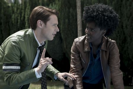 Samuel Barnett and Jade Eshete in Dirk Gently's Holistic Detective Agency (2016)