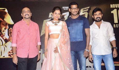 Andrea Jeremiah and Vishal at an event for Thupparivaalan (2017)