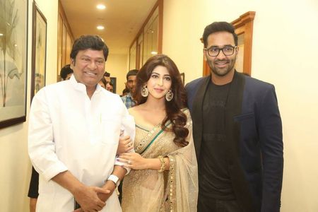 Rajendra Prasad, Vishnu Manchu, and Sonarika Bhadoria at an event for Eedo Rakam Aado Rakam (2016)