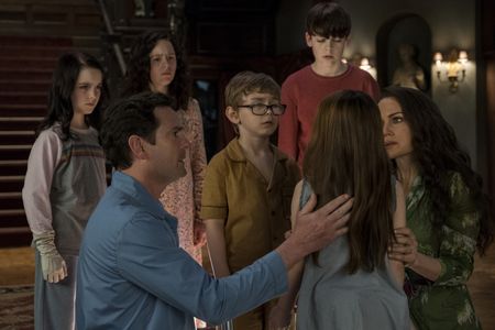 Carla Gugino, Henry Thomas, Mckenna Grace, Lulu Wilson, Julian Hilliard, Paxton Singleton, and Violet McGraw in The Haun