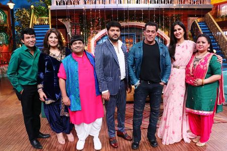 Salman Khan, Archana Puran Singh, Katrina Kaif, Kiku Sharda, Chandan Prabhakar, Bharti Singh, and Kapil Sharma in The Ka