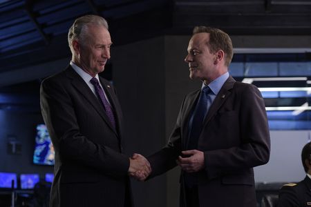 Kiefer Sutherland and Geoff Pierson in Designated Survivor (2016)