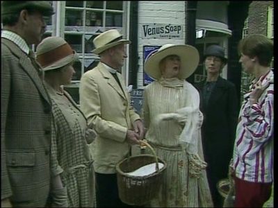 James Greene, Cecily Hobbs, Denis Lill, Geraldine McEwan, Geraldine Newman, and Prunella Scales in Mapp & Lucia (1985)