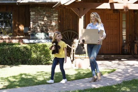 Shantel VanSanten and Lexy Kolker in Shooter (2016)