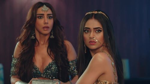 Mahek Chahal and Tejasswi Prakash in Naagin: Mehak, Pratha Find A Box (2022)