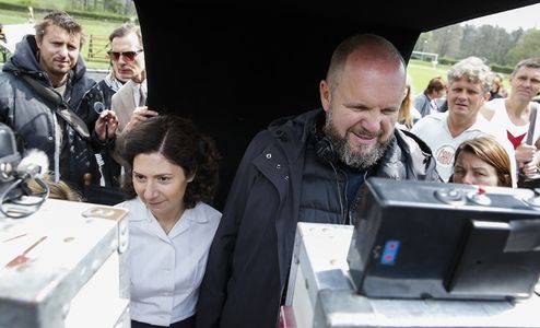 Martha Issová and David Ondricek in Zátopek (2021)