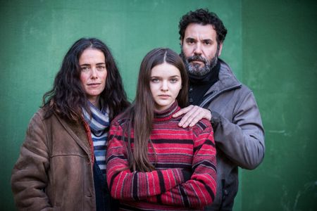 Zoe Arnao, Miquel Fernández, and Patricia López Arnaiz in Apagón (2022)