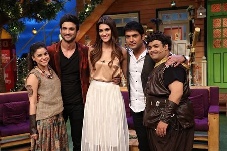 Kiku Sharda, Sumona Chakravarti, Sushant Singh Rajput, Kriti Sanon, and Kapil Sharma in The Kapil Sharma Show (2016)