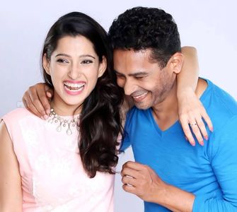 Atul Kulkarni and Priya Bapat in Happy Journey (2014)