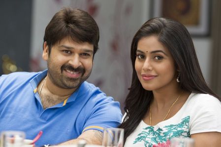 Shamna Kasim and Ashwin Shekhar in Manal Kayiru 2 (2016)