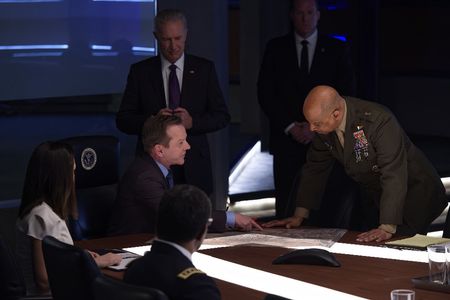 Kiefer Sutherland, Geoff Pierson, and Ruben Santiago-Hudson in Designated Survivor (2016)