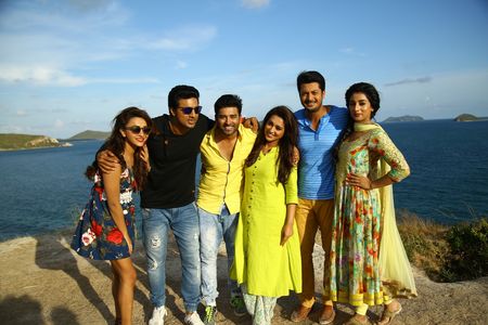 Jisshu Sengupta, Dev, Sayantika Banerjee, Ankush Hazra, Mimi Chakraborty, and Koushani Mukherjee in Kelor Kirti (2016)