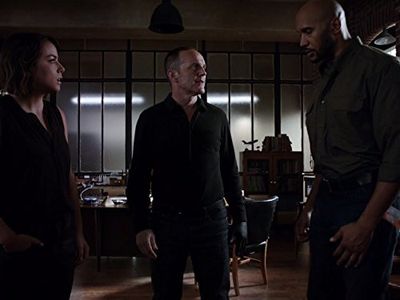 Henry Simmons and Clark Gregg in Agents of S.H.I.E.L.D. (2013)