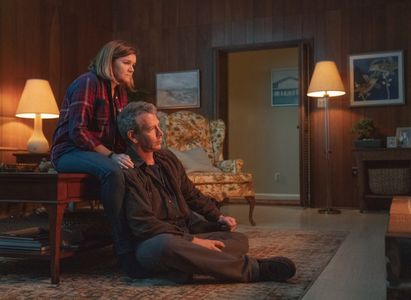 Mare Winningham and Ben Mendelsohn in The Outsider (2020)