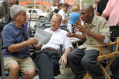 Bruce Willis, Richard Donner, and Yasiin Bey in 16 Blocks (2006)