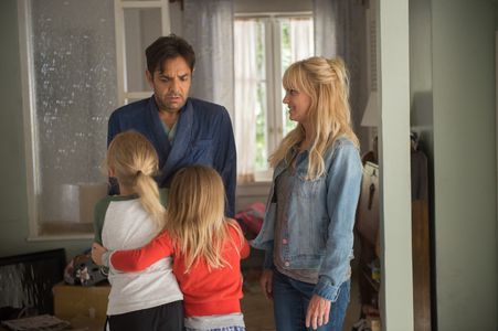 Eugenio Derbez, Anna Faris, Alyvia Alyn Lind, and Payton Lepinski in Overboard (2018)