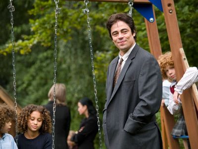 Benicio Del Toro and Alexis Llewellyn in Things We Lost in the Fire (2007)