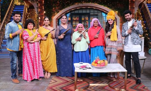 Archana Puran Singh, Vineet Kumar Singh, Taapsee Pannu, Bharti Singh, Kapil Sharma, and Bhumi Pednekar in The Kapil Shar