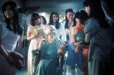 Kimiko Ikegami, Miki Jinbo, Ai Matsubara, Yôko Minamida, Masayo Miyako, Kumiko Ôba, Mieko Satô, and Eriko Tanaka in Hous