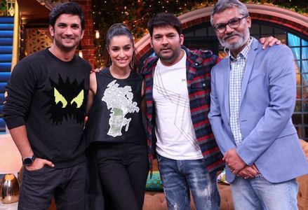 Shraddha Kapoor, Sushant Singh Rajput, Nitesh Tiwari, and Kapil Sharma in The Kapil Sharma Show: Team Chhichhore (2019)