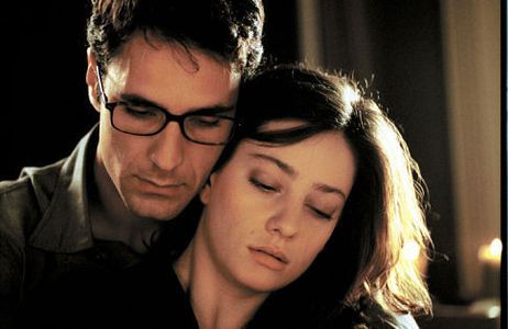 Raoul Bova and Giovanna Mezzogiorno in Facing Windows (2003)