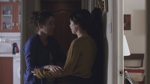 Lola Dueñas and Anna Castillo in Journey to a Mother's Room (2018)