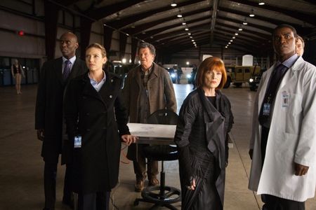 Blair Brown, John Noble, Charles Parnell, Lance Reddick, and Anna Torv in Fringe (2008)