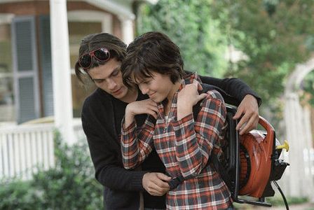 Trent Ford and Mandy Moore in How to Deal (2003)