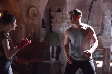 Çagatay Ulusoy and Hazar Ergüçlü in The Protector (2018)