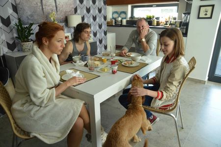 Szabolcs Thuróczy, Eszter Ónodi, Laura Döbrösi, and Renátó Olasz in Aranyélet (2015)