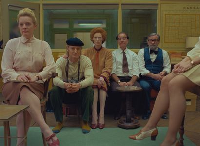 Griffin Dunne, Fisher Stevens, Elisabeth Moss, Owen Wilson, and Tilda Swinton in The French Dispatch (2021)