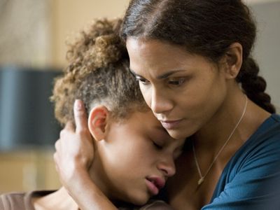 Halle Berry and Alexis Llewellyn in Things We Lost in the Fire (2007)