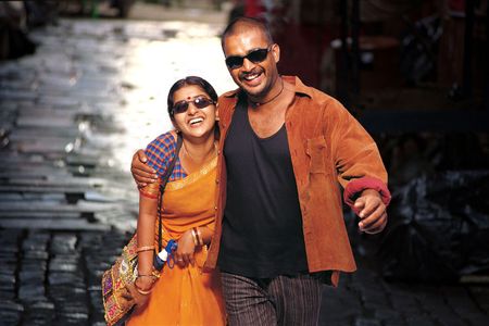 Madhavan and Meera Jasmine in Ayitha Ezhuthu (2004)