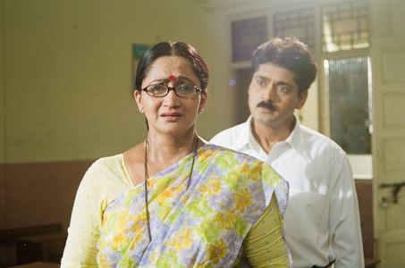 Avinash Narkar and Alka Kubal in Ghar Hota Menacha (2018)