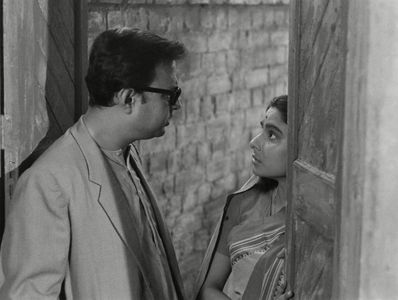 Anil Chatterjee and Madhavi Mukherjee in The Big City (1963)