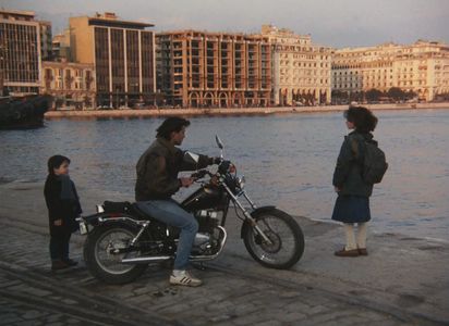 Tania Palaiologou, Stratos Tzortzoglou, and Michalis Zeke in Landscape in the Mist (1988)