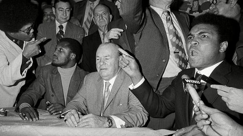 Muhammad Ali, Joe Frazier, Howard Cosell, Angelo Dundee, and Yank Durham in Muhammad Ali: Round Three: The Rivalry (1970