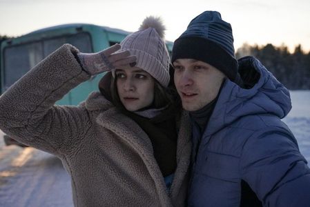 Elizaveta Yankovskaya and Yuriy Borisov in Podelniki (2021)