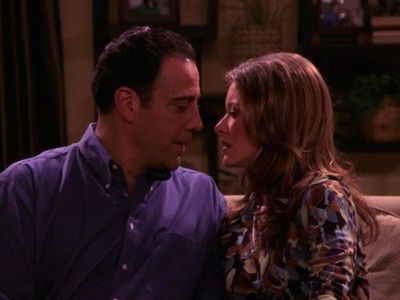 Brad Garrett and Elizabeth Bogush in Everybody Loves Raymond (1996)