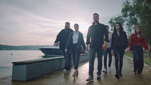 Halit Özgür Sari, Bige Önal, Çagatay Ulusoy, Hazar Ergüçlü, Emre Mutlu, and Ilayda Alisan in The Protector: Episode #3.3