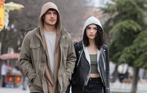 Çagatay Ulusoy and Hazar Ergüçlü in The Protector (2018)