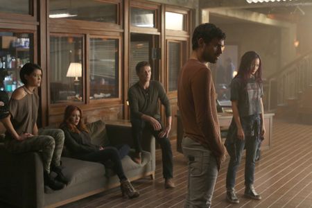 Stephen Moyer, Jamie Chung, Elena Satine, Hayley Lovitt, and Sean Teale in The Gifted (2017)