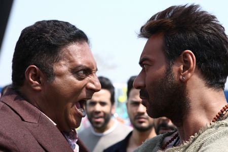 Ajay Devgn, Kunal Kemmu, Prakash Raj, and Tusshar Kapoor in Golmaal Again (2017)