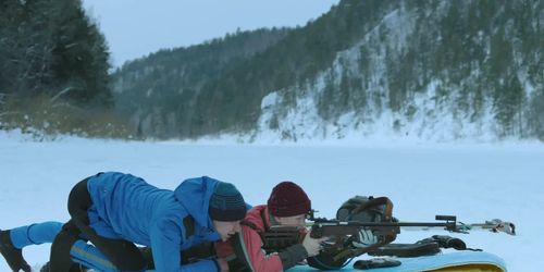 Pavel Derevyanko and Yuriy Borisov in Podelniki (2021)